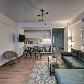 Central Apartment with Home Cinema & Work Space